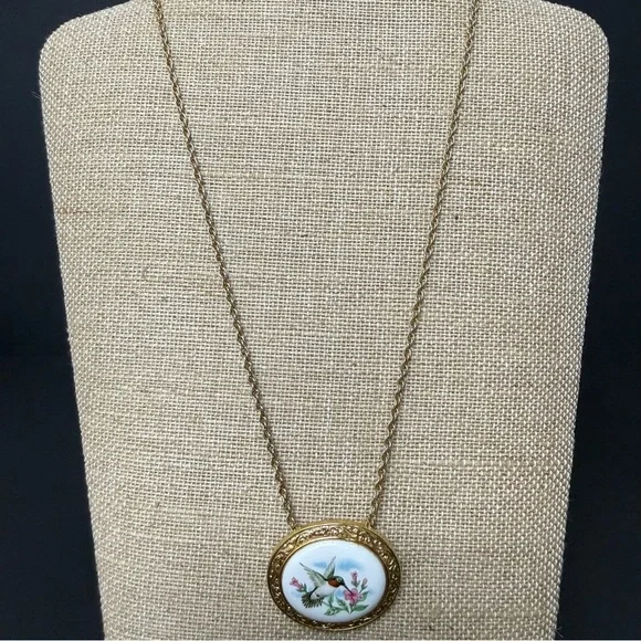 Vintage Avon ‘Summer Song The Hummingbird’ Pin/Pendant With Chain Gold Tone 18” - Picture 2 of 4